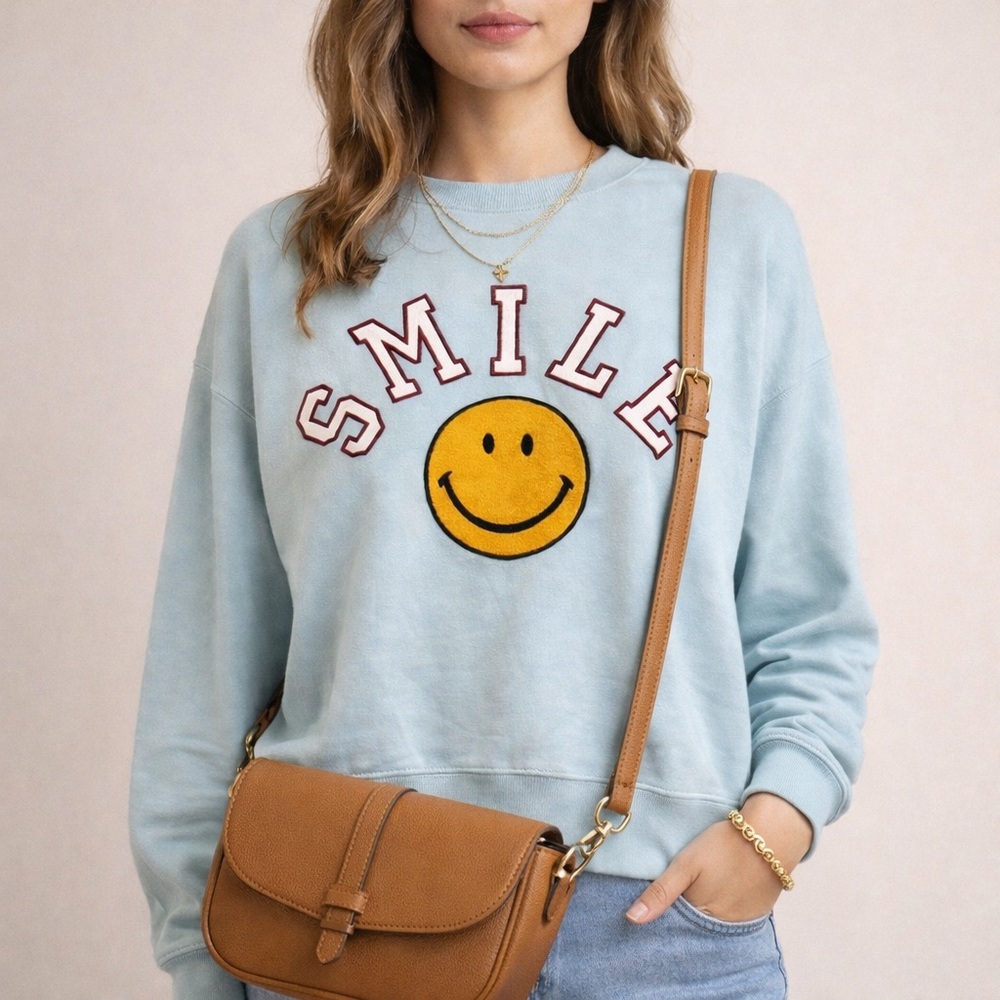 Cheerful Smile Graphic Sweatshirt in Light Blue 07-0261